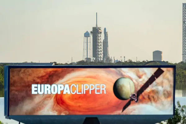 14 Ekim 2024: SpaceX 'in Falcon Heavy' si gündoğumundan kısa bir süre sonra LC-39A 'da görüldü ve NASA' nın tarihi geri sayım saatiyle birlikte basın alanında Europa Clipper logosu sergilendi. Fotoğraf: Brandon Moser / Central Florida Public Media