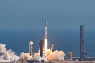 14 Ekim 2024: SpaceX 'in Falcon Heavy' si NASA 'nın Vehicle Assembly Building binasının çatısından Europa Clipper uzay aracını saat 12: 06' da fırlatırken görüldü.