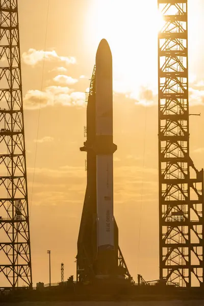 10 Ocak 2025: Mavi Köken 'in Yeni Glenn roketi ilk fırlatmasının hemen önünde gün batımında görülüyor. Fotoğraf: Brandon J. Moser / Central Florida Public Media