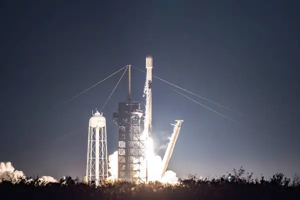 26 Şubat 2025: SpaceX 'ten Falcon 9 Sezgisel Makineler IM-2 Ay Aracı' nı fırlatma kompleksi 39A 'dan fırlattı. Fotoğraf: Brandon J. Moser / Central Florida Public Media