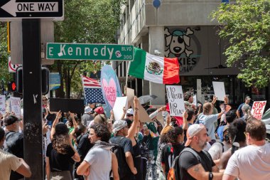 9 Haziran 2025: Protestocular Tampa Belediye Binası 'ndaki Anti-ICE protestosu sırasında sokaklarda barışçıl bir şekilde protesto ederken görüldü. Fotoğraf: Brandon J. Moser / Alamy Live News