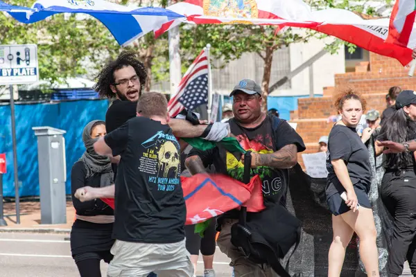 9 Haziran 2025: Bir protestocu, Tampa Belediye Binası 'ndaki bir İT karşıtı protesto sırasında barışçıl bir protestocu ile MAGA destekçisi arasındaki kavgayı ayırmaya çalışırken görüldü. Fotoğraf: Brandon Moser / Alamy Live News