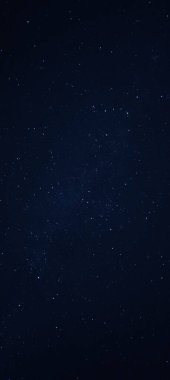 Samanyolu ile açık bir gece gökyüzü.