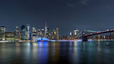 Manhattan, New York, ABD, 8 Eylül 2023: East River 'daki ışık yansımalarıyla Brooklyn Köprüsü ve Manhattan ufuk çizgisini görmek. 