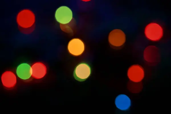 Noel ışıklarının etkisi bulanıklaştı. Bokeh ışıkları.