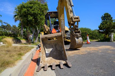 Yerleşim yerindeki kazıcı. Rancho Palos Verdes 'te inşaat, özellikle de Portekiz Bend bölgesinde. Devam eden kara harekatından etkilenen bölge.