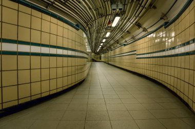 Greenwich Village, New York 'taki 9. caddedeki PATH metro istasyonunda yeraltı geçidi..