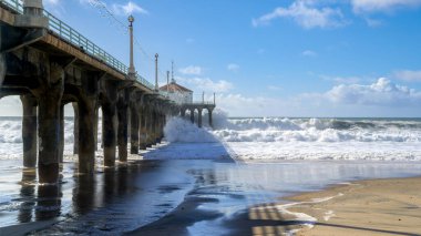 Büyük dalgalar Los Angeles, Kaliforniya 'daki Manhattan Sahili rıhtımına çarpıyor. Yüksek dalga uyarısı sırasında yetkililer rıhtımı kamu erişimine kapatıyor..