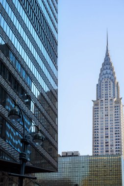 42. caddedeki Manhattan 'dan Chrysler Binası' nın görüntüsü. Vanderbilt Zirvesi 'nin yanında. Bulutsuz açık mavi gökyüzü.