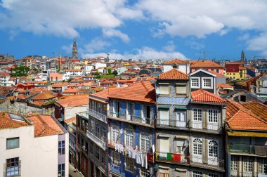 Porto, Portekiz 'de konut alanının geleneksel renkli çatıları dekoratif fayanslar (azulejolar) ve dış kısımda asılı çamaşırları içerir.