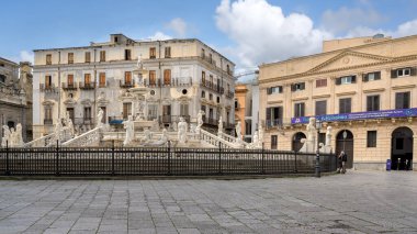 Pretoria Fountain ve Palazzo Bonocore 'un dış yüzeyi Palermo, Sicilya, İtalya' daki Piazza Pretoria 'da bulunmaktadır..