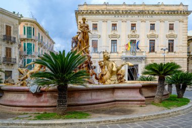 Sicilya Bankası ve Diana Çeşmesi, heykeltıraş Giulio Moschetti tarafından 1907 yılında Syracuse 'un tarihi merkezi olan Piazza Archimede' de kurulmuştur..