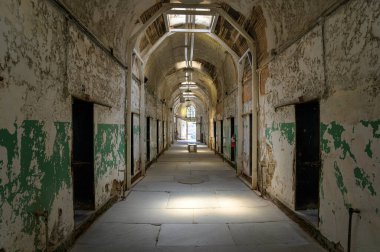 Doğu Eyalet Hapishanesi 'nin boş koridoru. Eski hapishane ve şimdi tarihi yer ve müze..