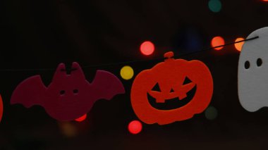 Cadılar Bayramı partisi için süslenmiş balkabakları ve yarasalar parlıyor.