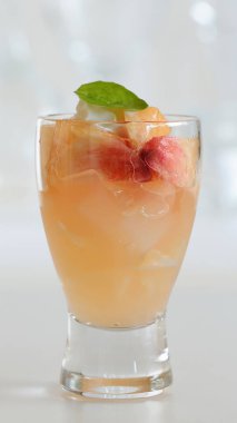 Şeftali reçelli partiler için soğuk meyve tatlısı.