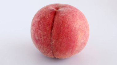 Olgunlaşmış bir şeftali, taze meyve görüntüsüne yaklaş