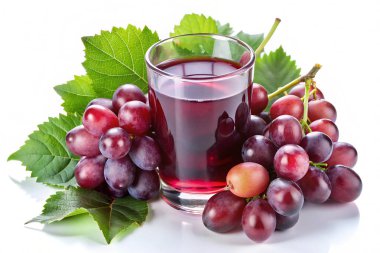 Bardakta üzüm suyu ve beyaz arka planda yeşil yapraklı üzümler.