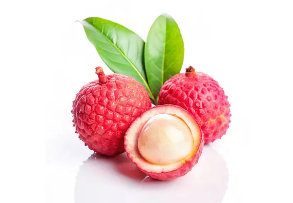 Ahududu, beyaz arka planda yeşil yapraklı meyveler.