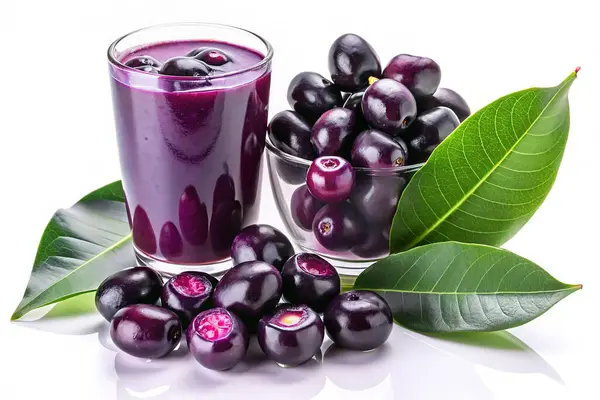 Beyaz arka planda yeşil yapraklı Jamun suyu.