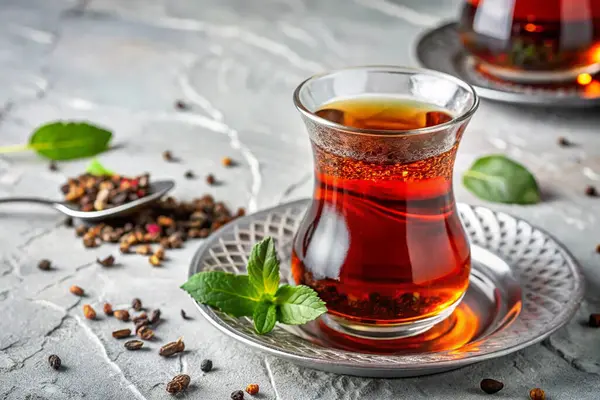 Bir fincan naneli geleneksel Türk çayı. Taze çay yapraklı klasik Türk Siyah Çayı.