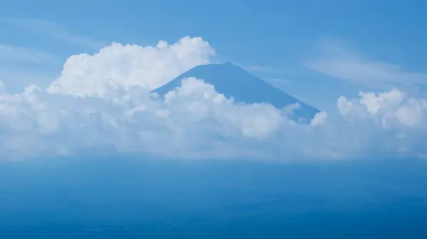 Fuji Dağı 'nda mavi gökyüzü olan güzel bir manzara.
