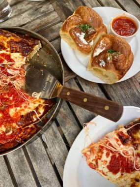 Turuncuya dönen yapraklarla çarpıcı bir ağaç.