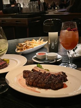 Turuncuya dönen yapraklarla çarpıcı bir ağaç.