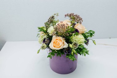 Vazoda güzel bir buket gül.