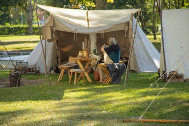 Büyük ve büyük ahşap çadırlı eski ahşap masa.
