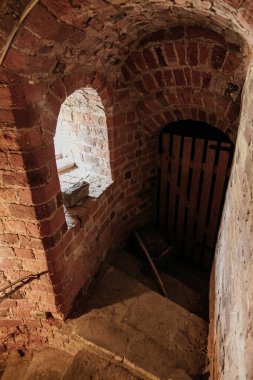 Riga şehrindeki eski ahşap kuyu. Letonya, Avrupa