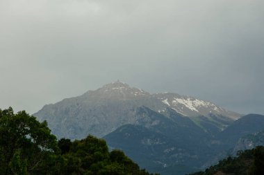 Bulutlu güzel dağ manzarası, doğa