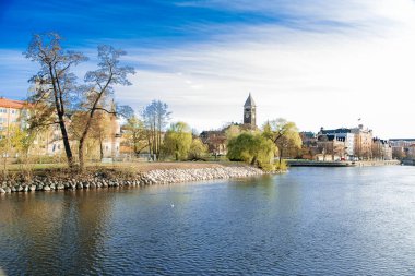 Nehrin üzerindeki eski taş köprü.