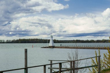 Parktaki güzel beyaz gölün dikey görüntüsü.