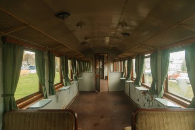 Eski model arabalı klasik tren kabini.