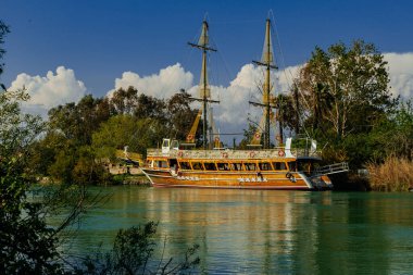 Denizde eski bir gemi