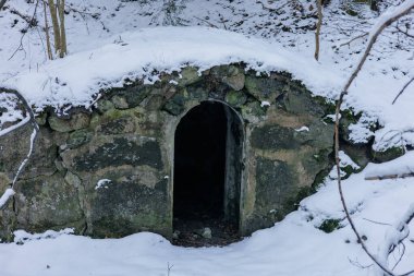 Karda eski taş duvar