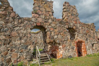 Rusya 'nın kostrostroma köyündeki antik şatonun kalıntıları..