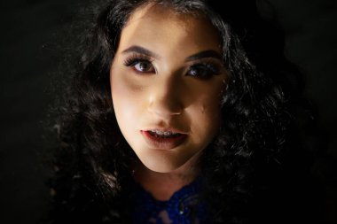 & 39. Kız 'ın yüzü karanlıkta