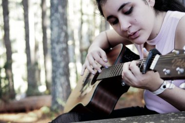 Ormanda gitar çalan kız.