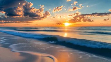 4K Phuket Tayland ve günbatımı gökyüzü ile güzel tropikal plaj. Güzel Phuket plajı, Andaman Denizi yaz konseptinde ünlü bir turizm merkezidir. Covid-19 'dan sonra yeni normal