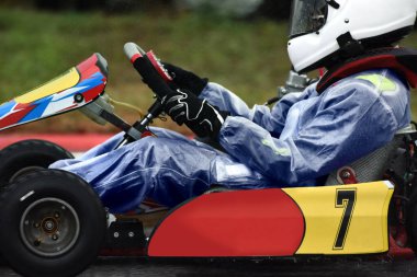 Yağmur yağarken yarış pistine git..