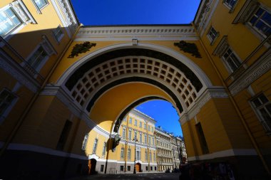 St. Petersburg Kış Sarayı Meydanı 'ndaki güzel kemer. Parlak gün ışığında koyu mavi gökyüzü ile sarı bir kontrast ile boyanmış..
