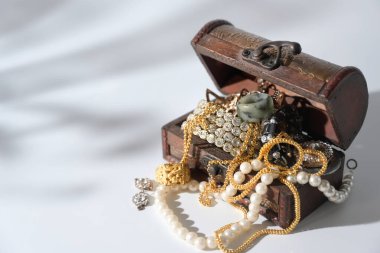 Antik hazine kutusu ve gerçek aksesuar. .