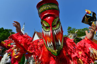 Phi ta khon (hayalet festivali), Budist efsanesi Maha Vessantara Jataka tarafından takip edilen ünlü bir Tayland festivali. Renkli hayalet kostümünü giyip geçit töreninde dans edecek biri..