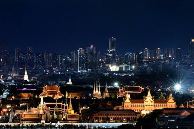 Kraliyet Sarayı ve Wat Phra Kaew, gece sahnesinde Zümrüt Buda Tapınağı, inşa edildiği 200 yıldan daha eski. Günümüzde modern yaşam tarzıyla çevrili..