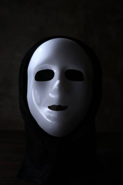 Normal olmayan bir durumda gizemli ve şeytani görünen beyaz yüz maskesi.. 