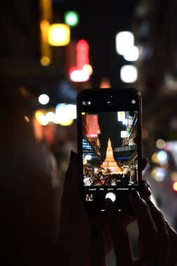 Bangkok, Tayland 16 Kasım 2024: kadın eli. Wat Arun 'un fotoğrafını çekmek için cep telefonunun kamerasını kullanıyordu..