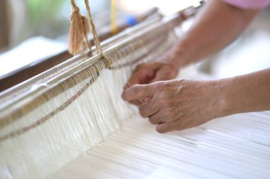 Geleneksel Tayland dokuması, Tayland 'ın pek çok yerinde yapılan yerli Tayland kumaşı dokuma sanatı. Atış çok yakındı kadın elleri pamuk ipliklerini dokuma sırasında bağladı..