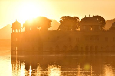 Sabahleyin Man sagar gölünün ve onun su sarayının (Jal Mahal) ihtişamı. Senery göldeki güzel antik sarayı ve etrafta uçuşan kuşu gösteriyor..