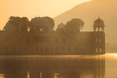 Sabahleyin Man sagar gölünün ve onun su sarayının (Jal Mahal) ihtişamı. Senery göldeki güzel antik sarayı ve etrafta uçuşan kuşu gösteriyor..